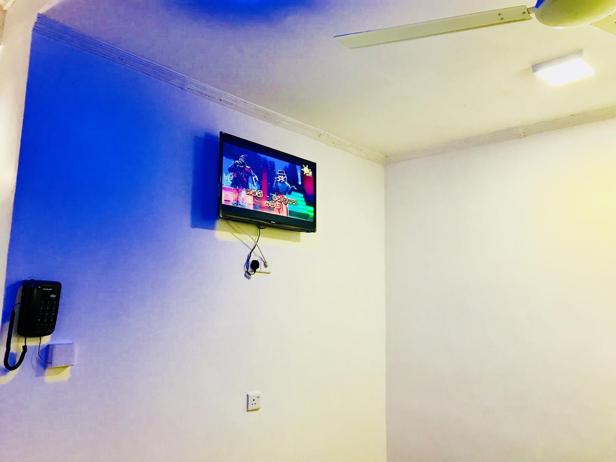Travellers Halt Hotel Ratnapura Bagian luar foto
